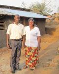 Jacques e sua mãe, Evelyn, perto da casa que construíram na República Democrática do Congo.