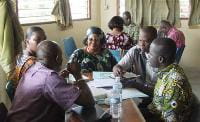 Ouvindo outras pessoas numa oficina na Costa do Marfim. Foto: Liu Liu/Tearfund