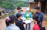 Le personnel d’une ONG interviewe des jeunes au sujet de leurs connaissances sur le VIH / sida en Chine du Sud. Photo: Bless China International