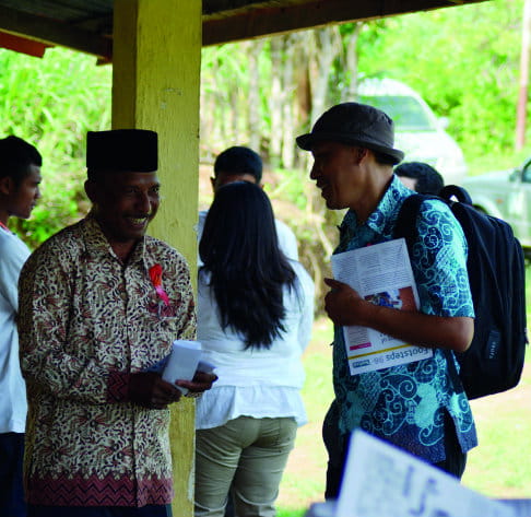 Tarsis (à droite) avec son exemplaire de Pas à Pas 98. Photo: Ayo Indonesia