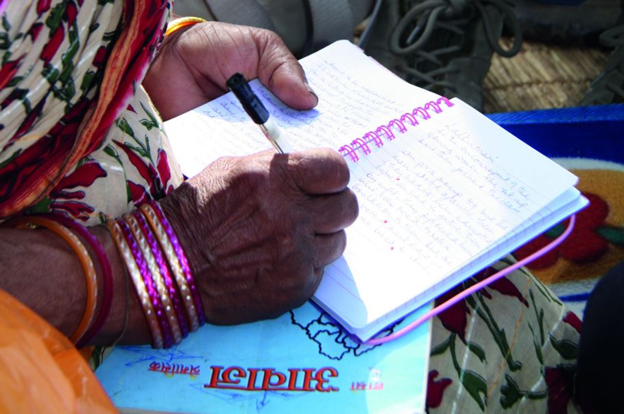 Êtes-vous plus à l’aise avec un stylo et du papier, ou pourriez-vous recueillir des données sous forme numérique ? Photo : Cally Spittle/Tearfund