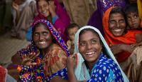 Mulheres, no Paquistão, ouvem sobre a promoção da saúde e da higiene. Foto: Richard Hanson/Tearfund