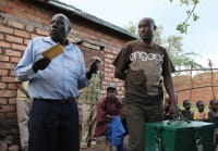 La population vote dans un bureau de vote en Tanzanie. Photo: Louise Thomas/Tearfund