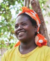 Adenach Woshebo, 27 ans, a commencé par économiser 3 birrs par semaine. « Je ne savais pas que je pouvais devenir riche », dit-elle avec un sourire. Depuis, elle a emprunté plus de 700 birrs (37 dollars), qu’elle a utilisés pour développer son commerce de canne à sucre. « Je peux désormais nourrir ma famille de cinq personnes sans emprunter. » Photo : Louise Thomas/Tearfund