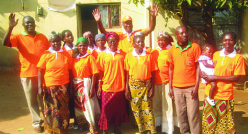 El equipo de Shingirirai usa camisetas naranja brillante para promover la batata [camote] de pulpa naranja en la comunidad. Foto: Petros Nyakunu