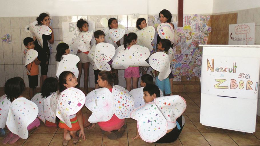 Niños en Rumanía hicieron sus propias alas de mariposa como parte del programa Born to Fly. Foto: Born to Fly International