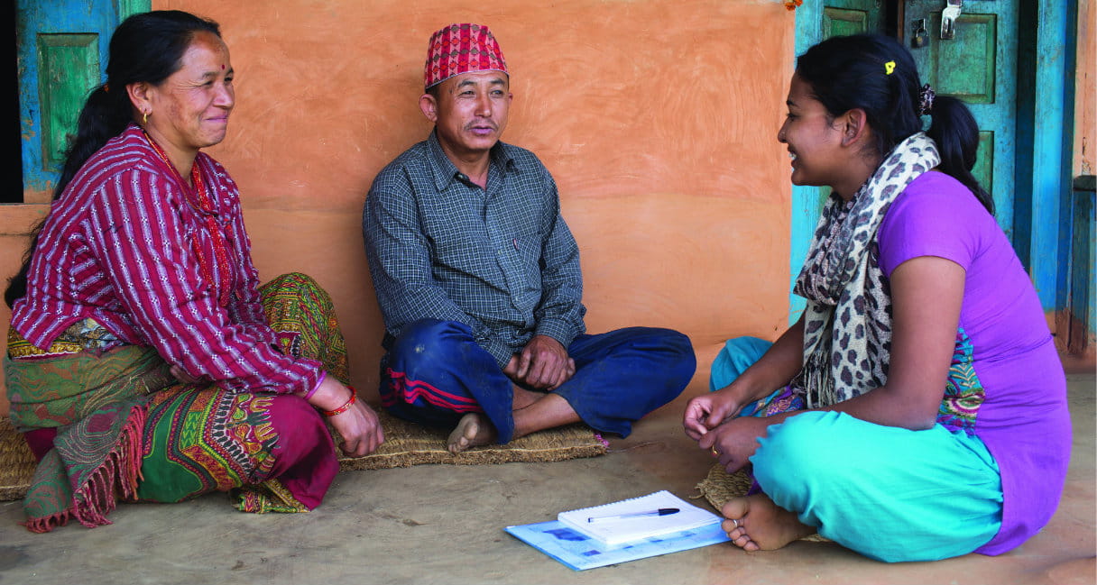 Es importante que los facilitadores de la comunidad dediquen tiempo para conocer a las personas. Pratikchya Khadka (derecha) habla con miembros de la comunidad sobre saneamiento e higiene y cambios en la aldea. Foto: Ralph Hodgson/Toilet Twinning