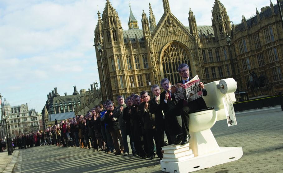 A Fila Mais Longa do Mundo para Ir ao Banheiro: uma campanha na frente das Câmaras do Parlamento do Reino Unido para mostrar a necessidade de ação global em torno do saneamento. Foto: Jay Butcher/Tearfund
