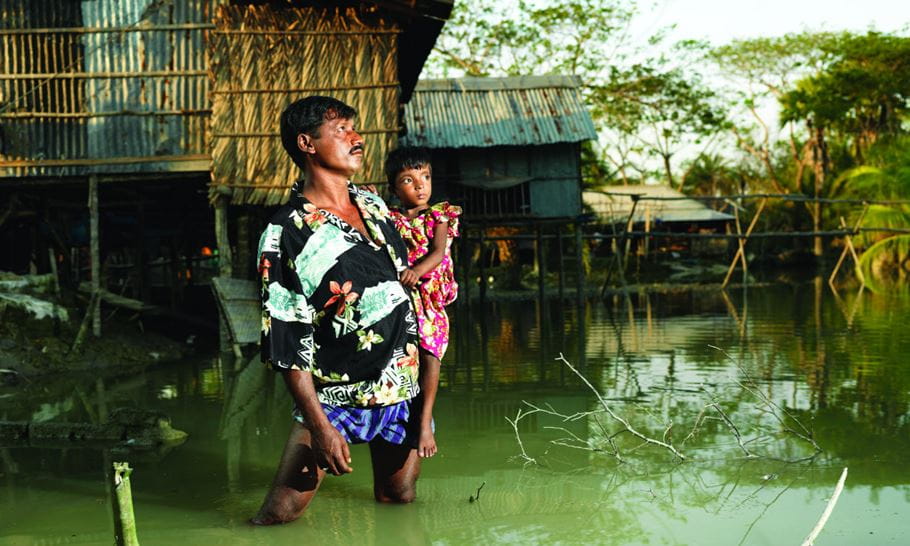 Rafiqsa Shikari et sa famille font face aux inondations suite au passage d’un cyclone au Bangladesh. Photo : Peter Caton/Tearfund