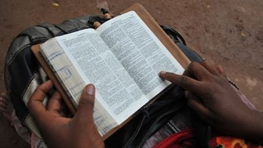 Une femme lit la Bible au Mali. 