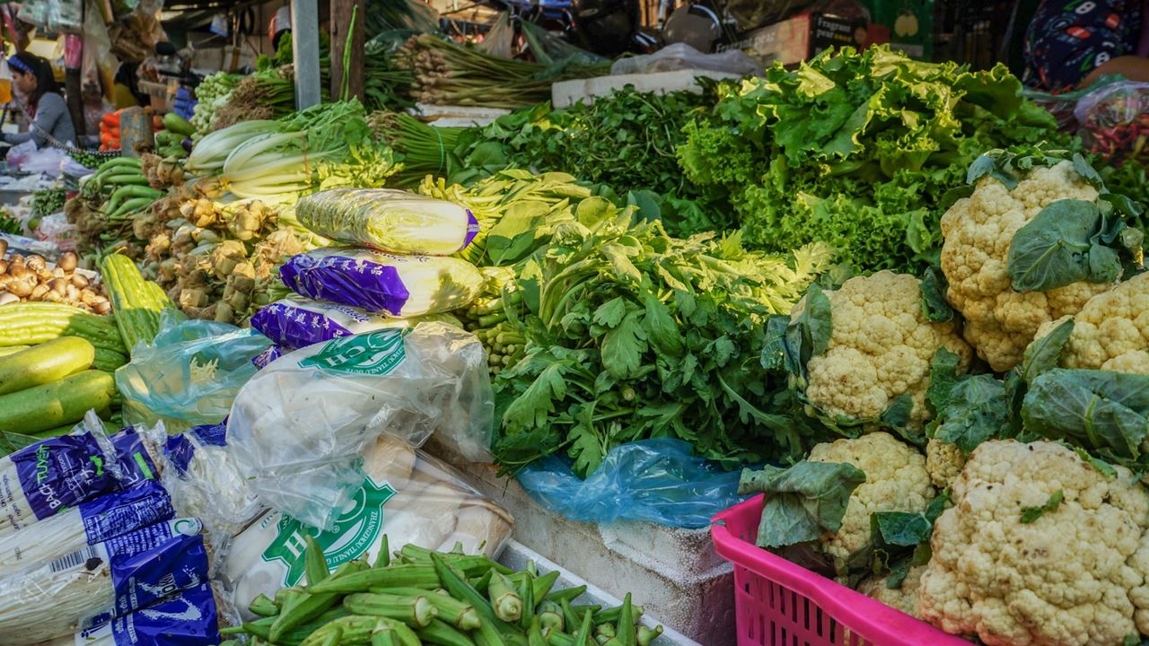 Frutas e legumes em um mercado no Camboja. Foto: Karen Shaw/Tearfund