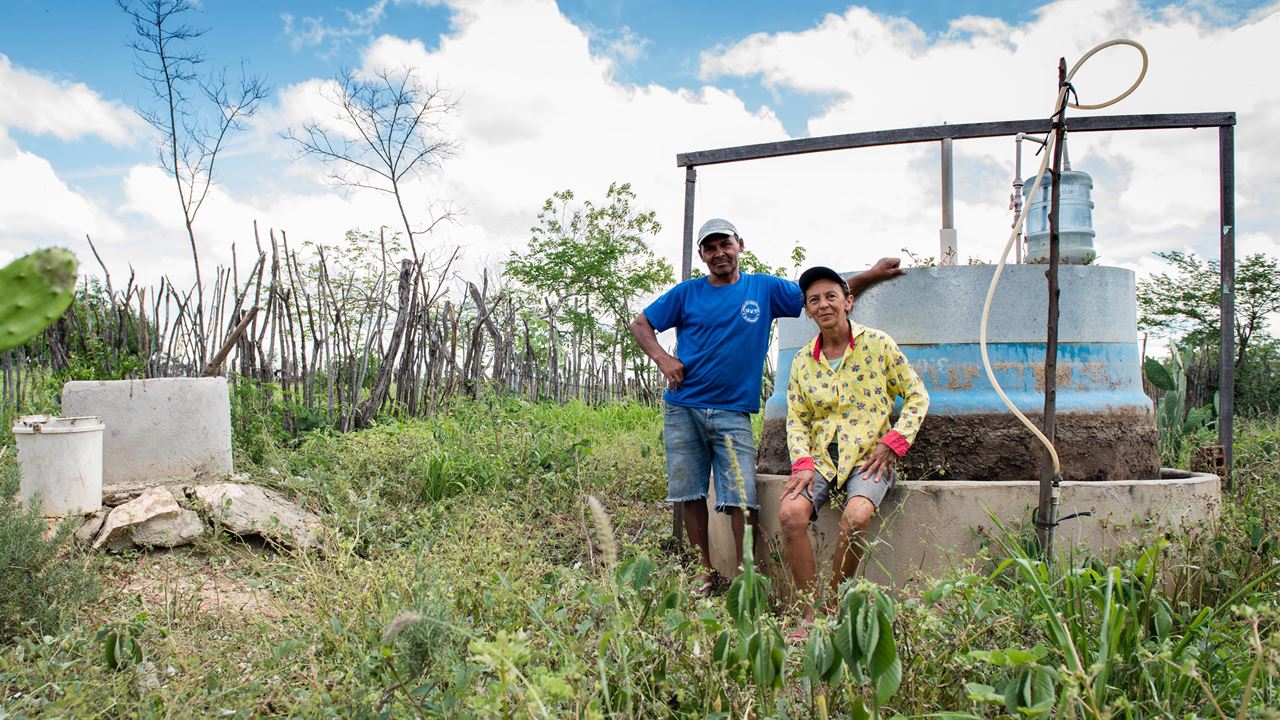 Agricultores do nordeste do Brasil com seu biodigestor, o qual transforma resíduos em gás de cozinha. Foto: Eleanor Bentall/Tearfund