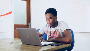 Um homem na Nigéria faz pesquisas em seu computador