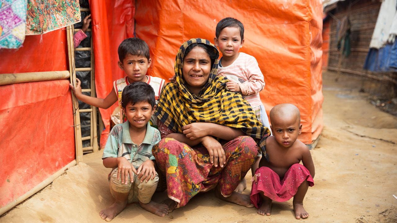 Una familia descansa fuera de su tienda en Bangladesh. Foto: Ralph Hodgson/Tearfund