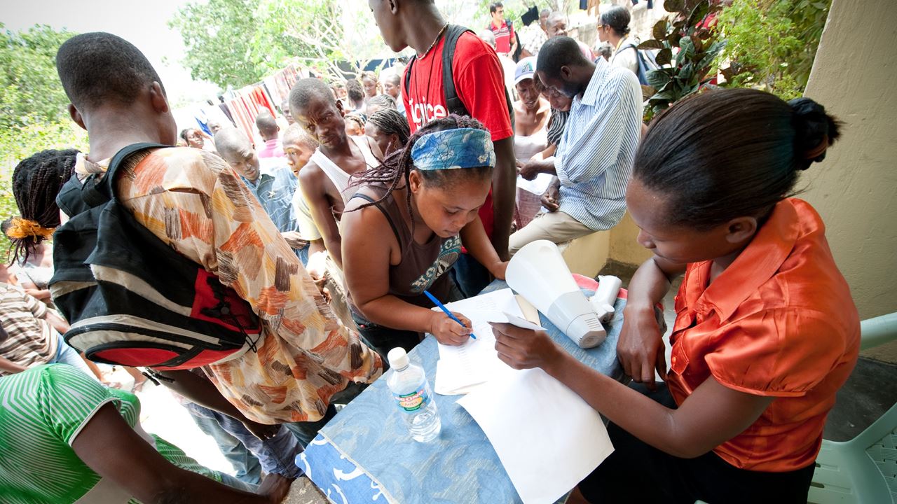 Distribution d'espèces (argent de Tearfund) au camp AFCA, géré par CEEH, partenaire de Tearfund à Port-au-Prince Photo : Richard Hanson/Tearfund