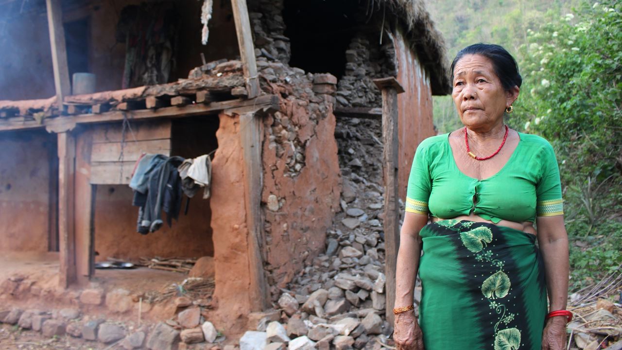 La casa de Thulimaya sufrió graves daños durante el terremoto que asoló a Nepal el 25 de abril de 2015. En las herramientas de evaluación de las necesidades de Tearfund se cuenta su historia. Foto: Esther Trewinnard/Tearfund