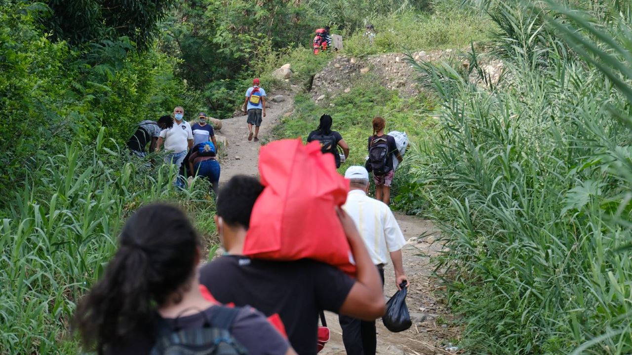 Os migrantes da Venezuela precisam viajar por terrenos difíceis para chegar à Colômbia. Foto: Ferley Ospina/Tearfund